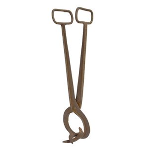Implement for pulling root vegetables with clawed tongs.