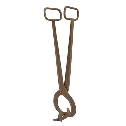 Implement for pulling root vegetables with clawed tongs.